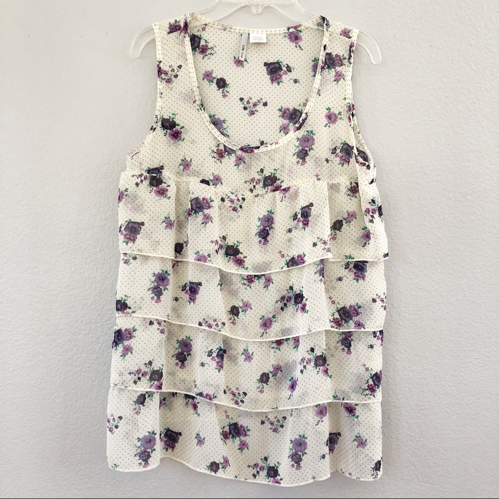 Lilly Lou Floral shirt w ruffles. Sz small.